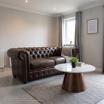 ΚΑΝΑΠΕΣ 2ΘΕΣΙΟΣ T.CHESTERFIELD HM3010.01 ΤΕΧΝΟΔΕΡΜΑ ΣΚΟΥΡΟ ΚΑΦΕ 155x90x73 εκ. - Image 2